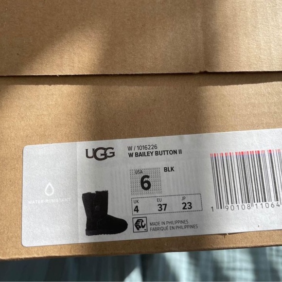 NEW 6 AUTHENTIC UGG Women's Bailey Button II Boot, Black, 6 - Picture 2 of 10